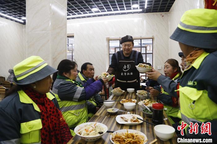 青海街头的暖心面馆：连续九年为环卫工人提供免费餐食