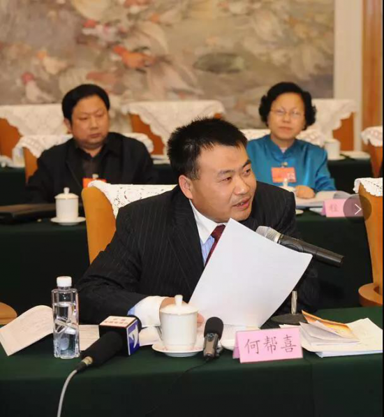 民银国际董事长何帮喜获中华人民共和国成立七十周年纪念奖章