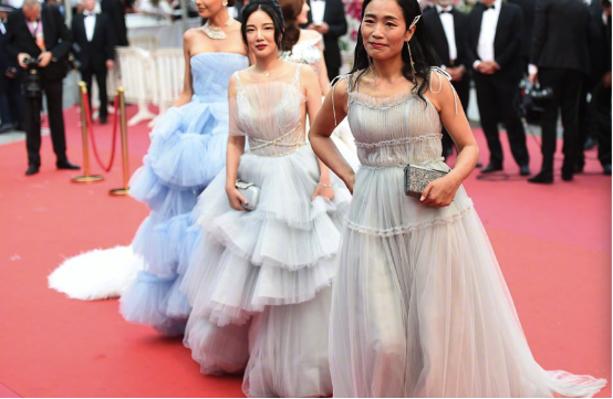 越南超模戛纳秀面临严重处罚 而中国杨煜琪的戛纳红毯秀呢？？？