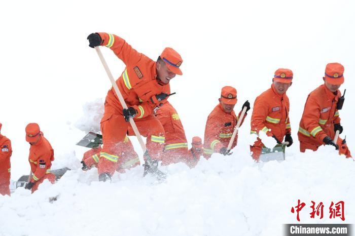 风雪中奋战150分钟 云南森林消防抢通高原机场