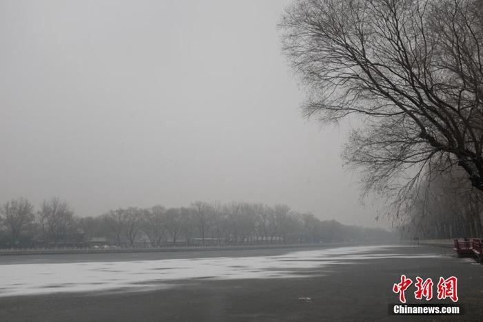 北京迎来今冬第二场降雪 交通受扰部分景区关闭
