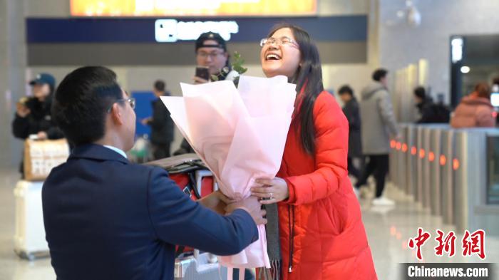 广西火车站站长的仪式感：在车站向相恋11年爱人求婚