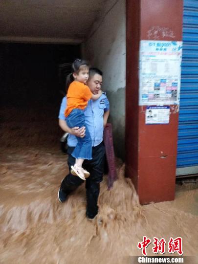 暴雨袭击四川巴中 多个乡镇街道被淹致上千人转移