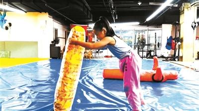 7岁女孩上演“中国版摔跤吧爸爸” 已考取柔道9级