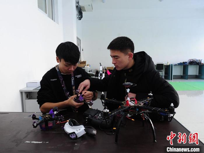 长春大学生痴迷设计无人机 四年造出近千个零件