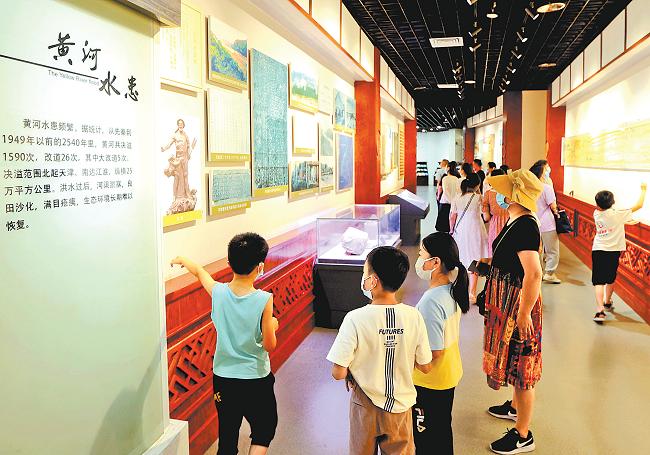 游客在郑州黄河博物馆里参观