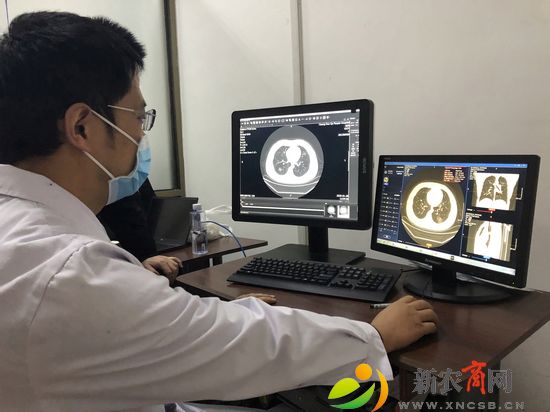 青岛西海岸新区人民医院放射科医务人员利用智能诊断系统对患者进行辅助诊断.jpg