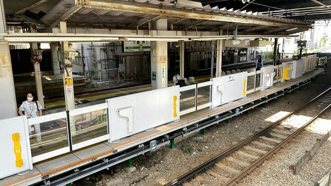 5·15日本火车站乘客被推下站台事件