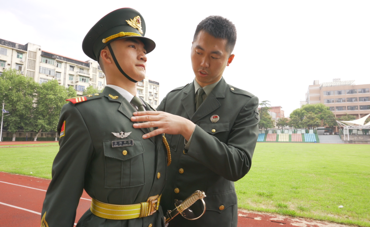 张自轩指导东湖中学学生.png
