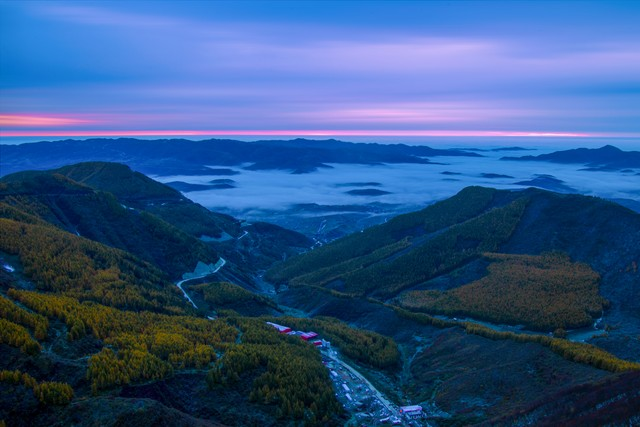 宁夏六盘山日出，阴天，云海
