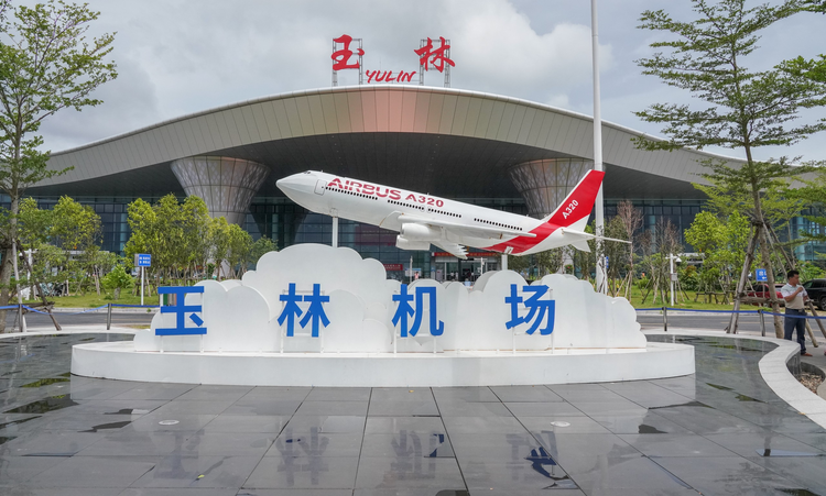 独家：广西玉林机场成“网红景点” 市民站满山头围观飞机起降！