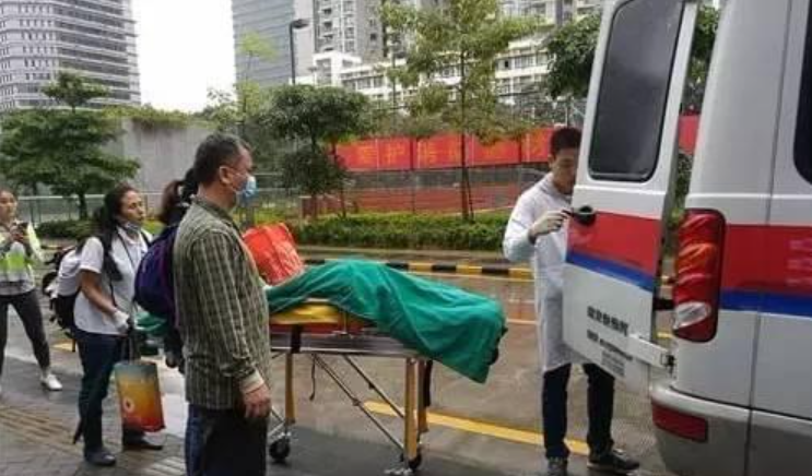 罗尔目送女儿遗体捐赠.png