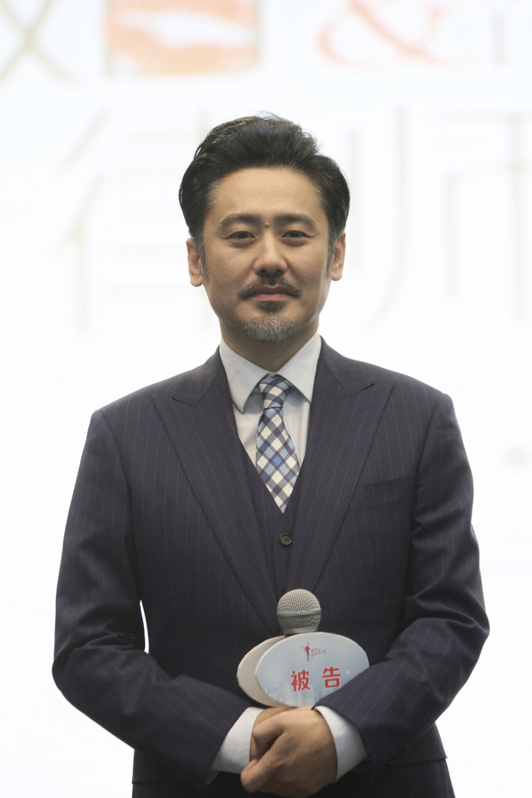 姚晨正装出席《离婚律师》发布会 与“萌叔”吴秀波首次“庭审过招”