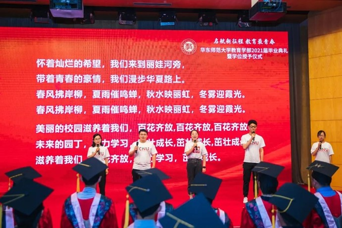 学生唱校歌.jpeg