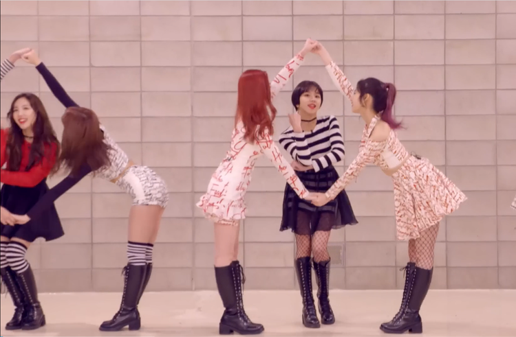 TWICE《Knock Knock》打歌舞台.png