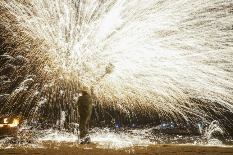 河南禹州市春节民俗活动打铁花