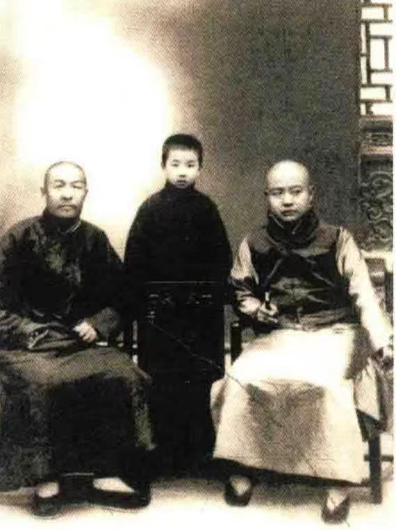 启功十岁和爷爷、姑丈合影.jpeg