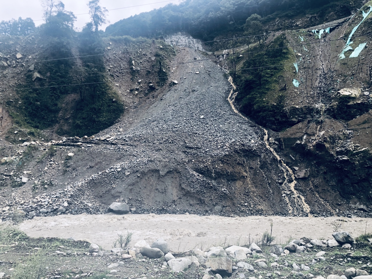 四川省雅安市天全县突发泥石流 截止26日中午已成功救出4名被困人员