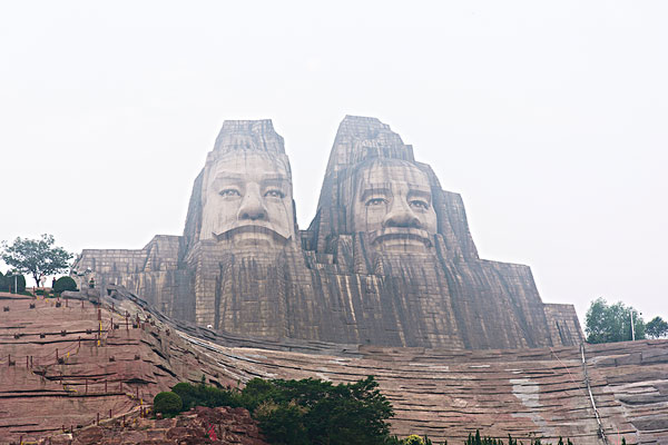 黄河边炎黄塑像