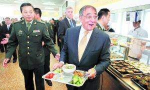 帕内塔体验中国军队食堂生活