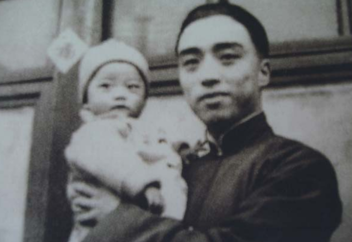 李少春与幼年李浩天.png
