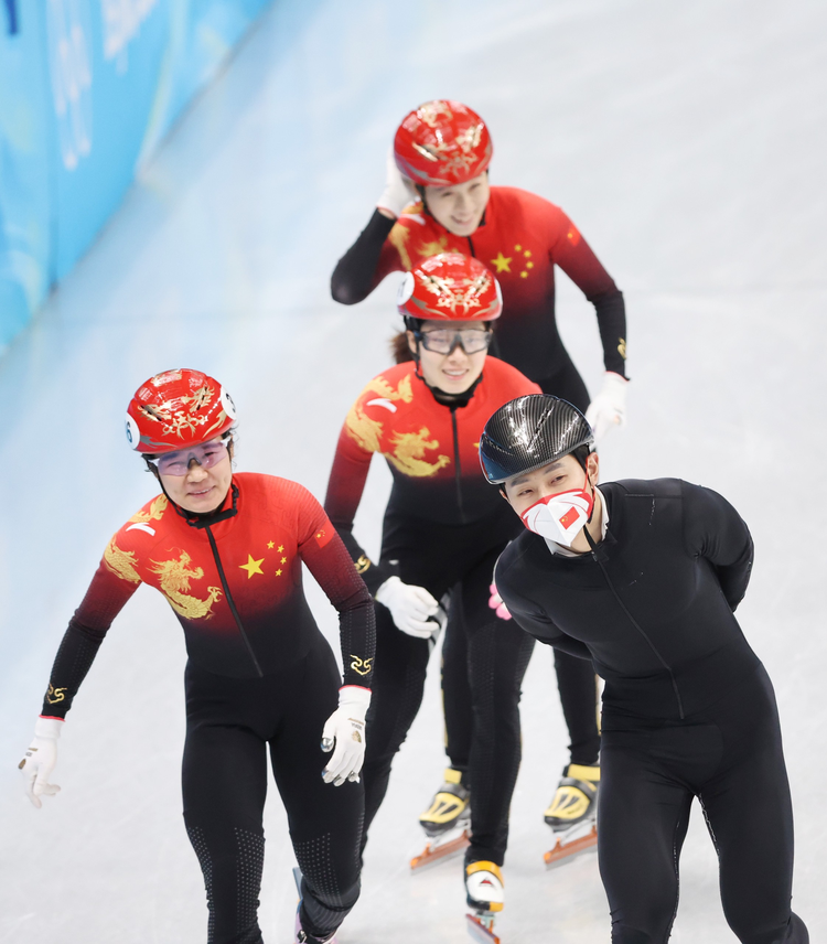 中国短道速滑队进行训练 安贤洙嘴角受伤贴上创口贴