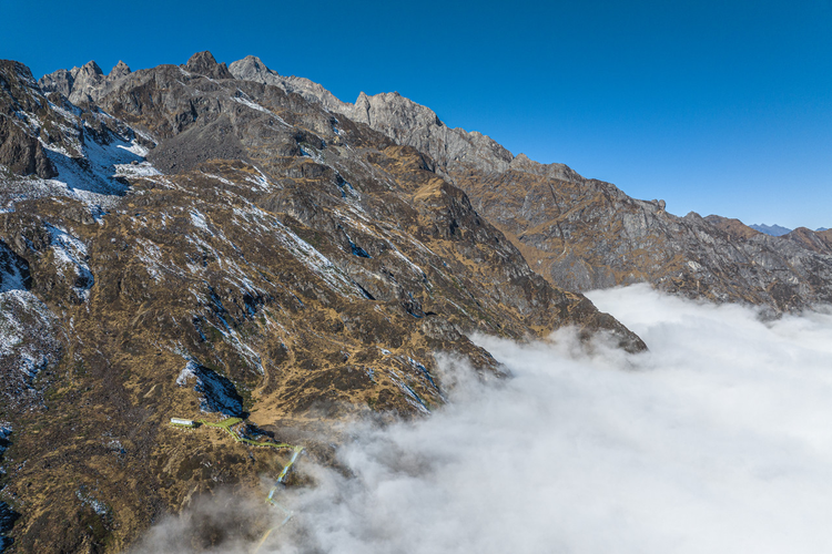 四川二郎山喇叭河最高峰焦山上航拍云海风光
