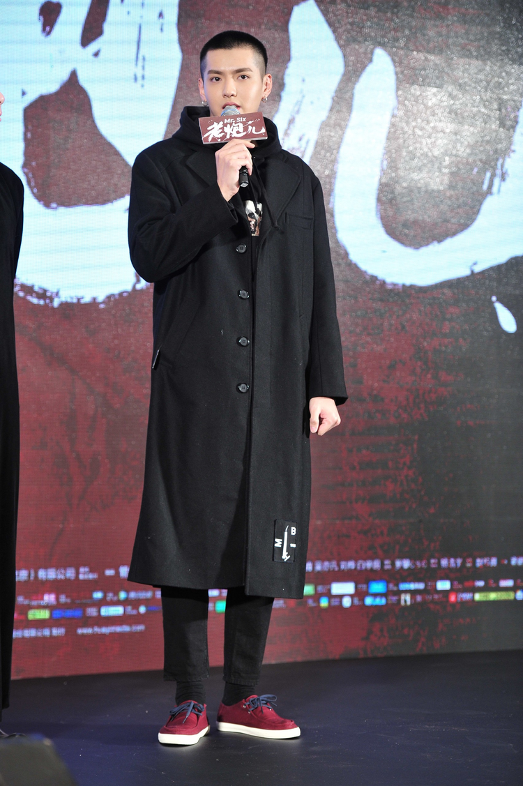 李易峰、梁静亮相《老炮儿》庆功宴 冯小刚亲赠吴亦凡神圣军呢大衣