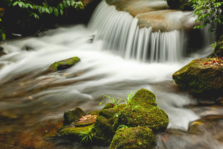 肇庆盘龙峡溪水瀑布