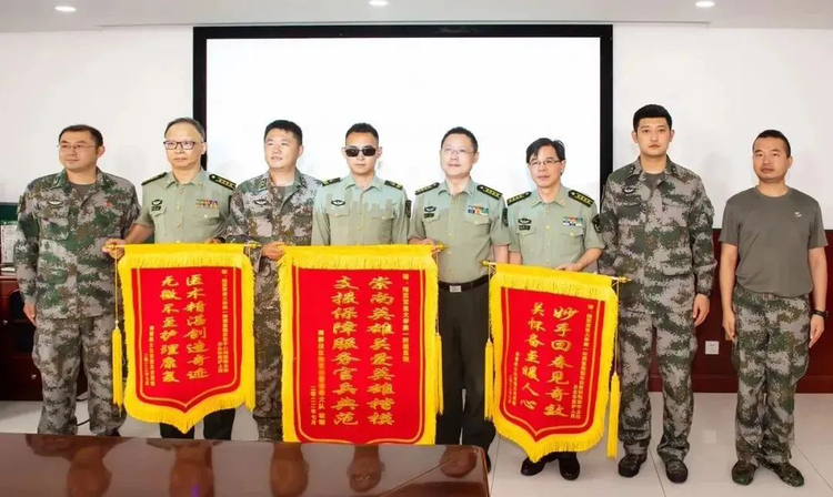 杜富国