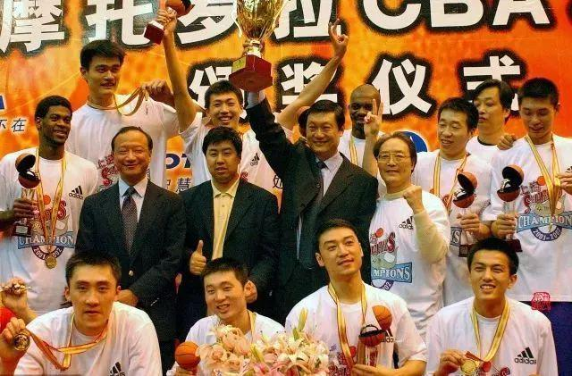 上海男篮夺得2001-22赛季CBA总冠军.jpeg