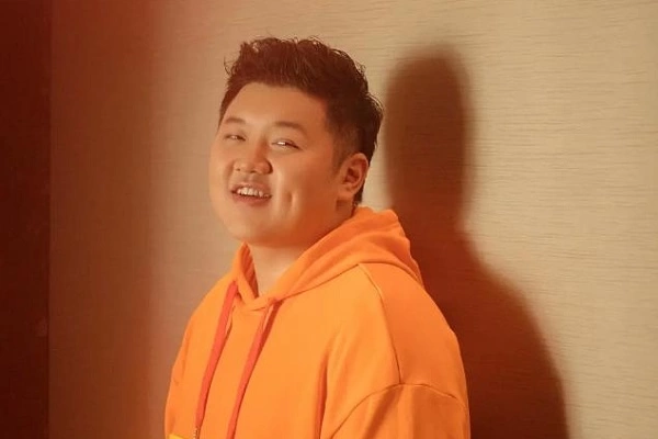 金牌客服董董恩