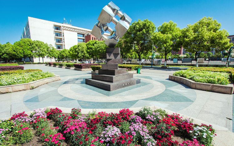 长江大学东校区天圆地方雕像.png