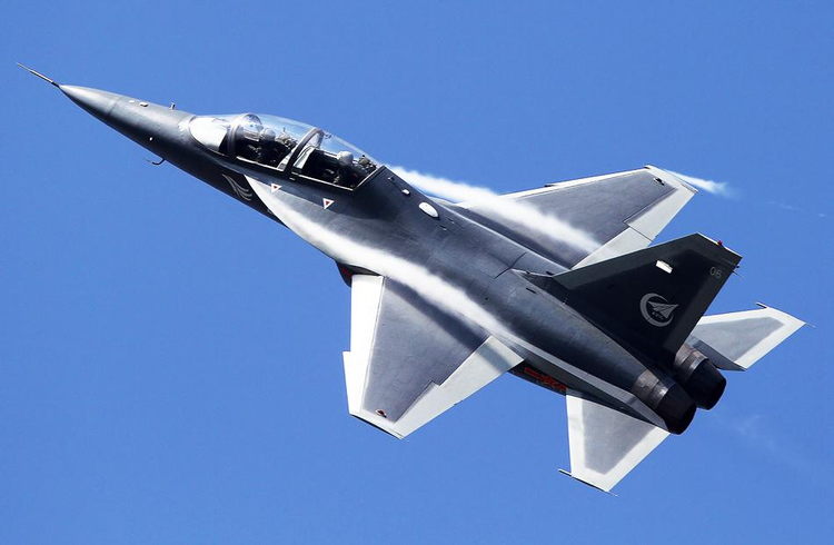 L-15教练机03架在飞行表演中
