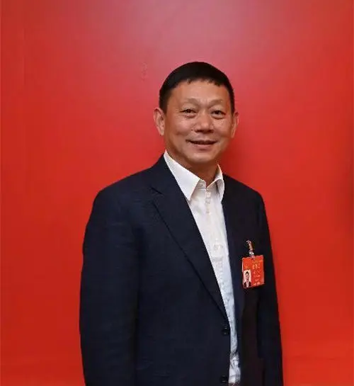 李伟