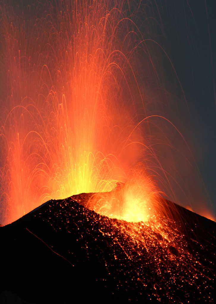 斯特罗姆博里火山喷发夜间喷发Volcano Stromboli erupting night eruption