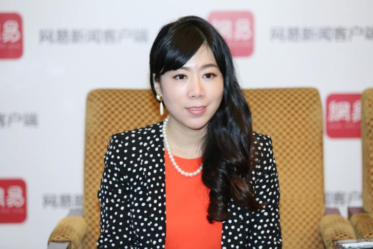 徐诗在发布会现场接受媒体采访