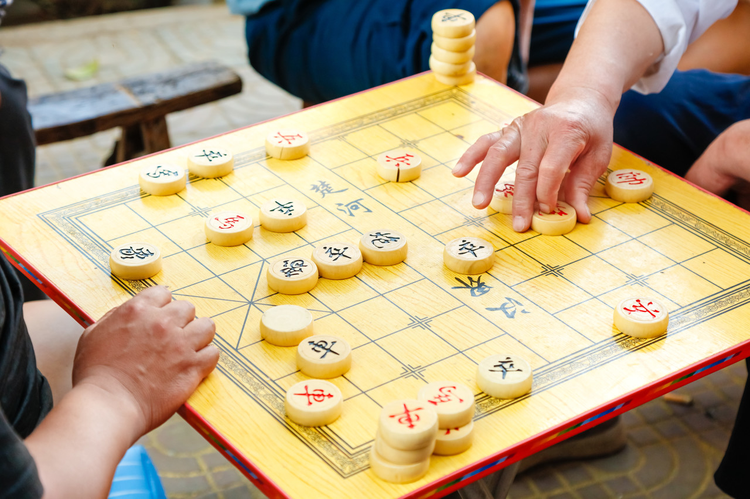 棋盘上下着象棋比赛.jpeg