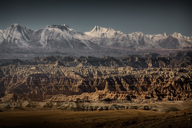 西藏阿里地区扎达土林，远处是喜马拉雅山脉