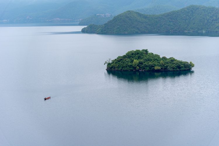 泸沽湖中的岛屿，里务比岛.jpeg