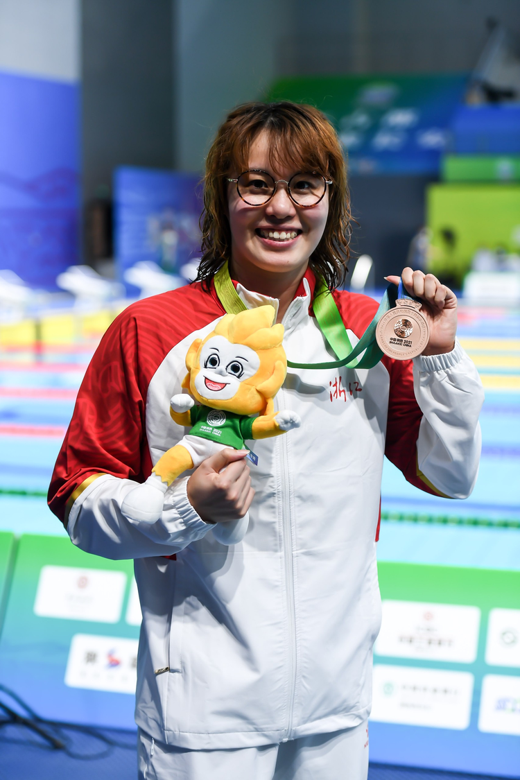 第十四届全运会游泳女子100米仰泳决赛：彭旭玮夺冠 傅园慧获季军