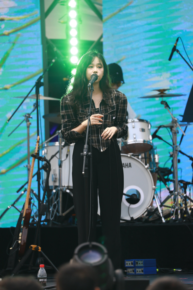 孟慧圆现身成都潮拜音乐节 治愈系嗓音引全场大合唱