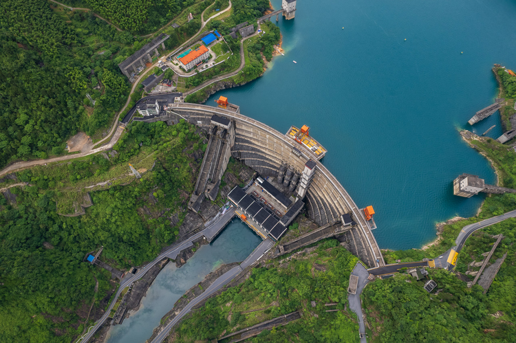 湖南郴州东江水利枢纽工程。图为枢纽的核心东江大坝与东江湖。.jpeg