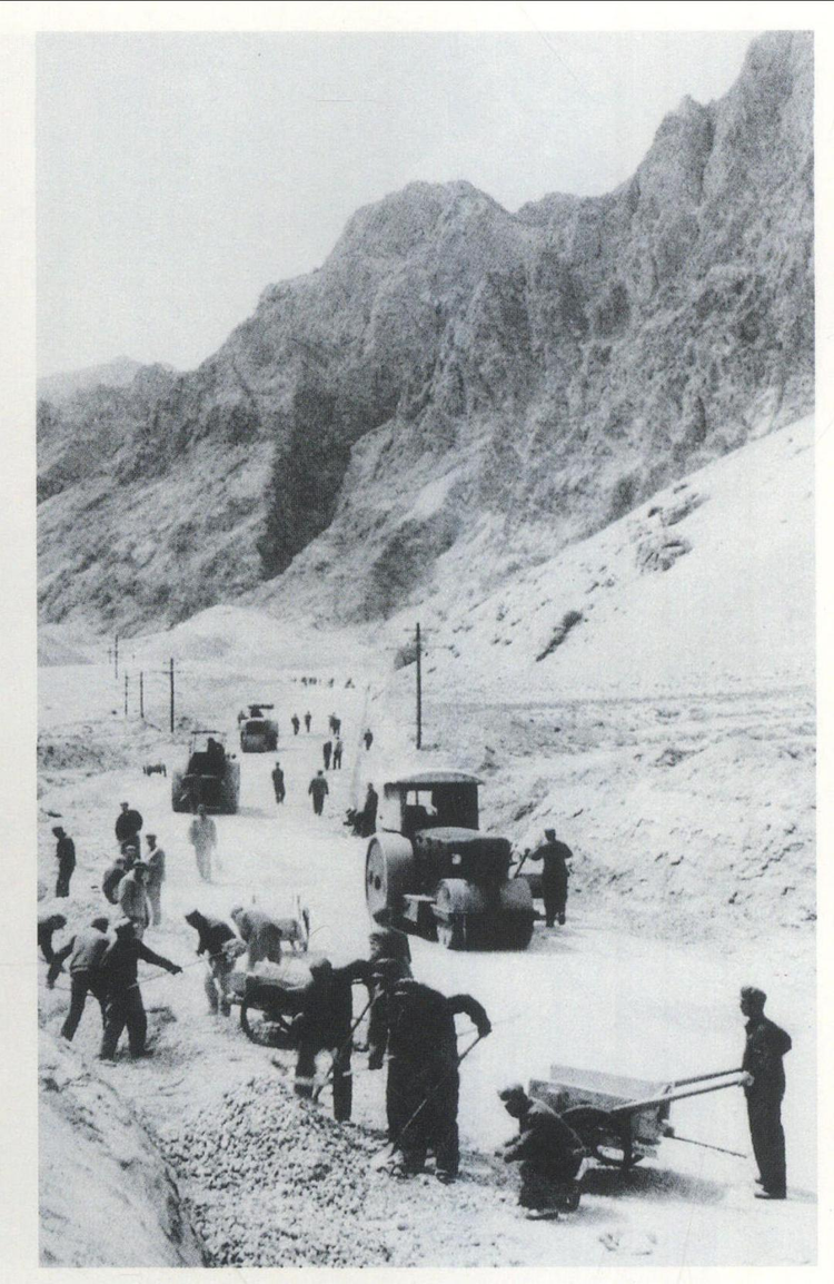 基建工程兵某部修筑青藏公路.jpg