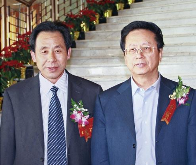 薛经官（左一）合影