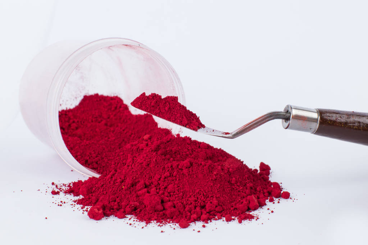 白色背景上的胭脂红颜料Carmine pigment on a white background