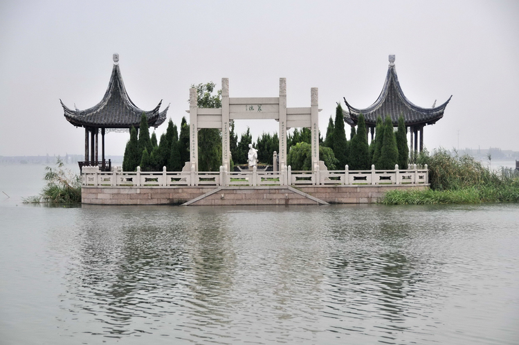 江苏锦溪古镇“陈妃水冢”（资料）