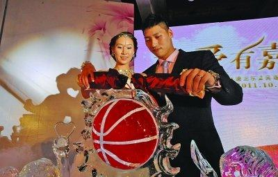 唐正东与妻子在婚礼上.jpeg