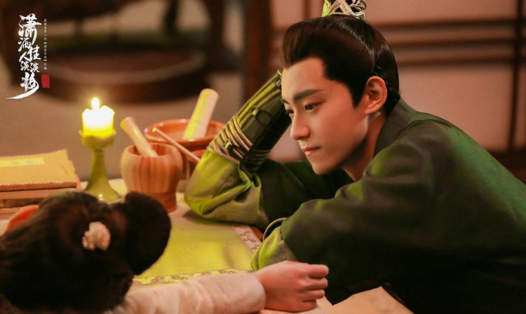 潇洒佳人淡淡妆