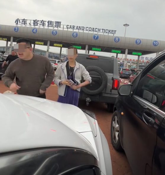 1·29奔驰车主插队砸车事件完整